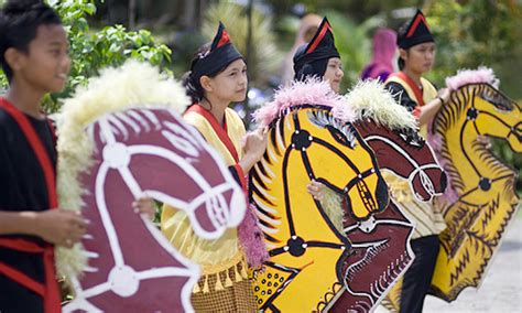Tarian yang paling terkenal di malaysia ini adalah sebuah tarian yang meriah, dengan rentak yang agak laju. Malaysia Dituduh Curi Tarian Kuda Kepang