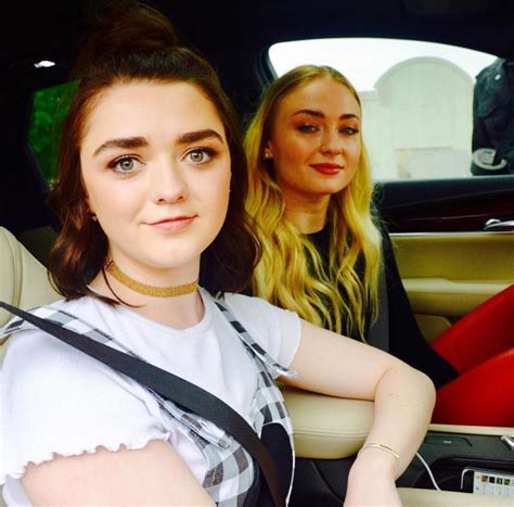 Maisie Williams Et Sophie Turner Sex Photos With Naked Women