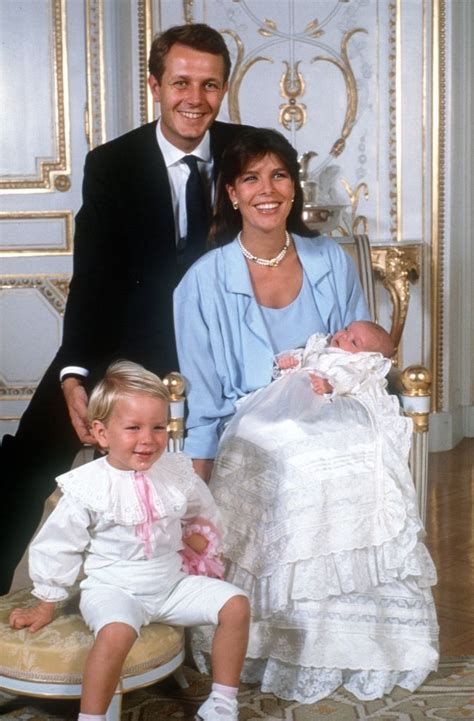 Die royal family veröffentlichte in den sozialen medien ein foto charlotte ist darauf lächelnd in einem blauen blümchenkleid zu sehen. Caroline von Monaco (Mitte) heißt seit 1999 auch Caroline ...