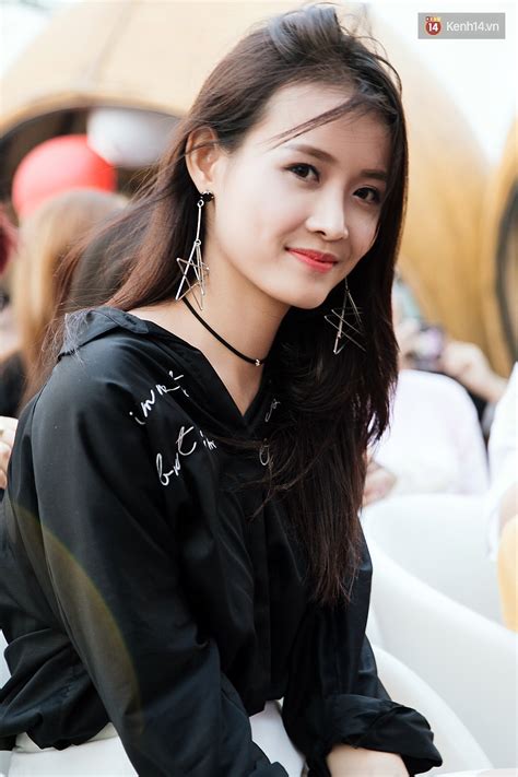 Tuy nhiên, người tính không bằng trời tình. Trương Mỹ Nhân "tỏ tình" với Mỹ Duyên dưới mưa: Cảnh lãng ...