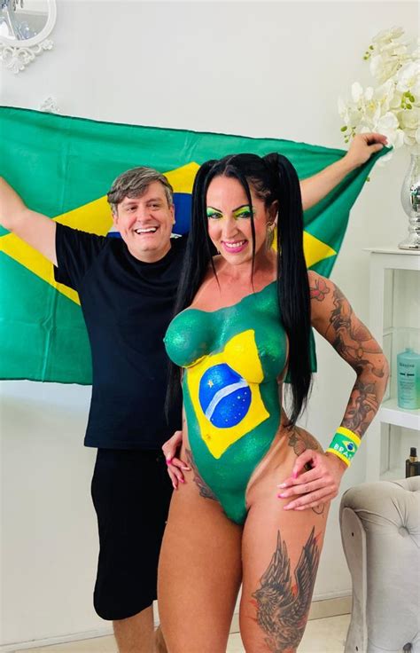 elisa sanches fica nua após vitória do brasil veja fotos tô na fama ig