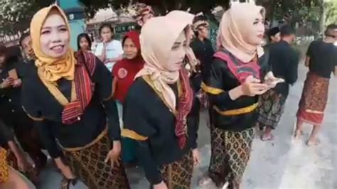 Wedding day baju adat suku sasak lombok 2020подробнее. Pernikahan (ADAT ISTIADAT LOMBOK) - YouTube