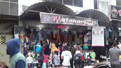 Anak kecil mengajarkan menggunakan masker. Pusat Perbelanjaan Sekitar Lasinrang Park Pinrang Ramai ...