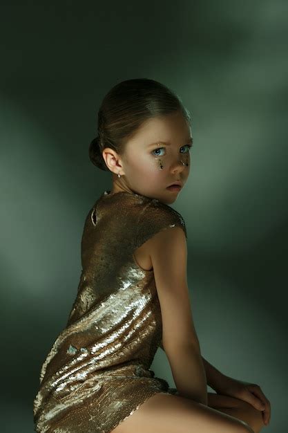 スタジオで若い美しいプレティーンヌード少女のファッションポートレート 無料の写真