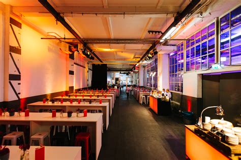 The arena halle offers a professional infrastructure at the highest stage on 6.500 sqm. Glashaus - historische Location an der Spree - Arena Berlin