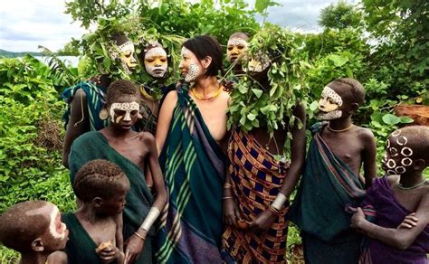 「駆け引きがないから、ぶつかっていける」写真家・ヨシダナギ、アフリカで全裸になった瞬間を語る ヨシダナギ アフリカ アフリカの部族