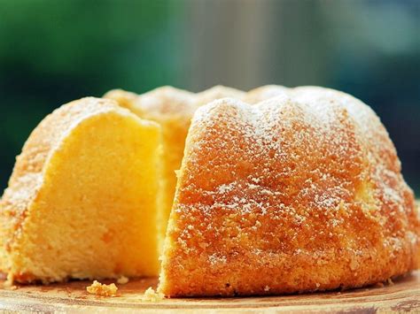 Auch wenn der gugelhupf in seiner heutigen form schon bei den römern festzustellen war, gibt es um die erfindung. Saftiger Eierlikör-Gugelhupf mit Apfel | Rezept (mit ...