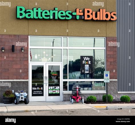Batteries bulbs store front hi-res stock photography and images - Alamy