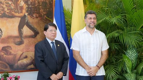 tras la polémica león fredy muñoz presentó sus credenciales como embajador de colombia en