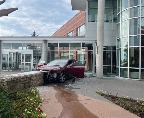 Car Crashes Through Front Entrance Of Hospital In Cobourg Ont 2