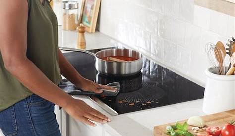 Frigidaire Gallery 30-in 4 Elements Black Induction Cooktop in the