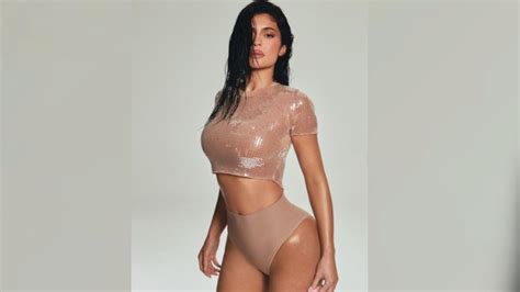 Kylie Jenner Drips In High Waist Hipsters And Glassy Crop Top The Nerd Stash