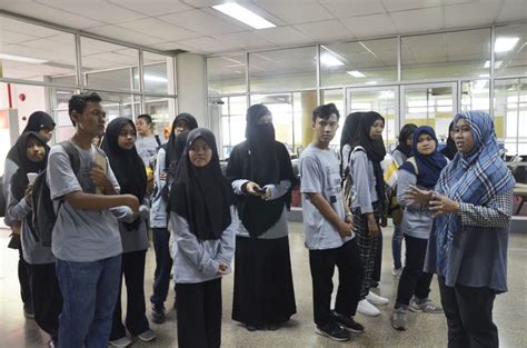 She is the second daughter of former minister of religious affairs in the cabinet of development vii quraish shihab and a niece of former minister. SMA Negeri 1 Gresik increases the spirit of literacy ...