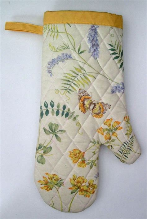 Long Arm Oven Mitts With A Free Pattern From So Sew Easy Sew Whats