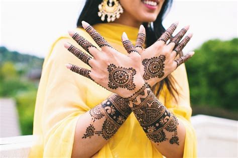 Photo Of Minimal Bridal Mehendi Design