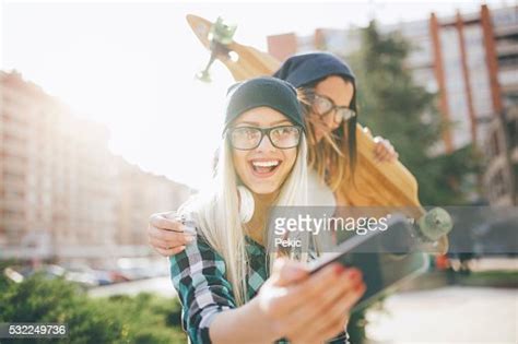 Bas De Bikini Filles Prenant Un Selfie Dans La Ville Photo Getty Images