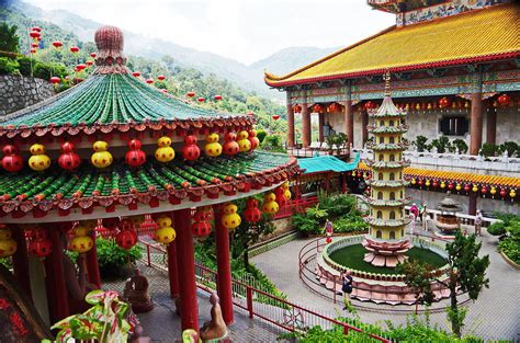 Yayasan kek lok si financial aid adviser dr wong teik aun, temple abbot venerable xian guan and yayasan kek lok si board member datuk steven ooi announced in a press conference that the foundation is allocating rm500,000 to assist students from poor family background this year. A Guide To Kek Lok Si Temple, Penang | Trip101