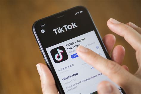Tiktok Tests In App Shopping To Challenge Facebook Bloomberg