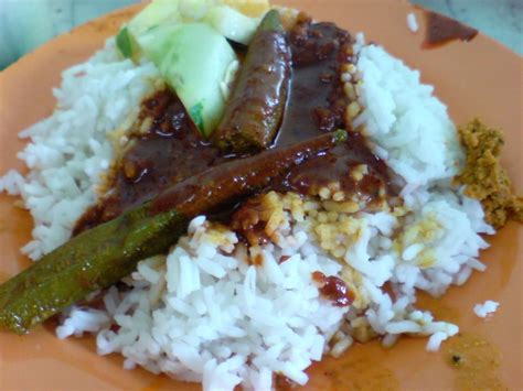 Just a humble staple of rice, curries, chutney and a piece of fried chicken but yong suan nasi kandar packs in the crowds daily and is. Kedai Kopi Yong Suan, Ipoh, Perak