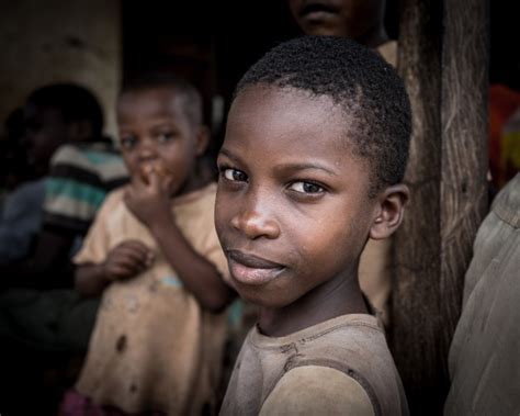 村の肖像画でアフリカの男の子 プレミアム写真