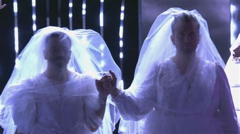 Achille lauro me ne frego performance art sanremo 20 20. "Me ne frego": cantano Pio e Amedeo e... Achille Lauro ...