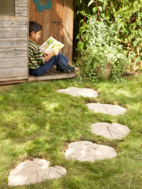 Coastal inspired garden decor adds a beachy theme to your garden, which can get you in the mood for summer. 30 Beautiful DIY Stepping Stone Ideas to Decorate Garden