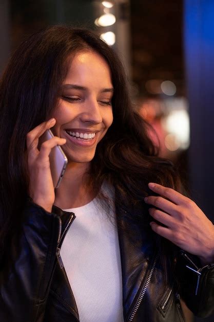Красивая женщина разговаривает по телефону ночью Бесплатно Фото
