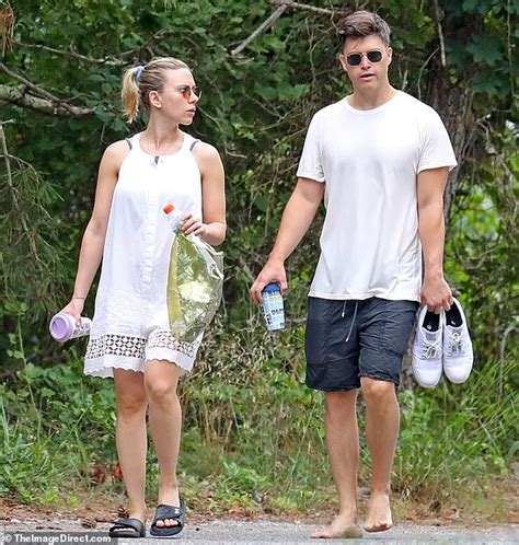 Scarlett Johansson And Colin Jost Go For Beach Stroll In The Hamptons Scarlett Johansson