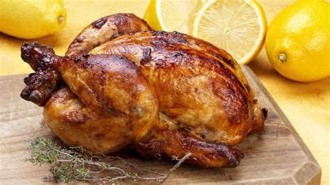 Luego reduce la temperatura a 180 °c (350 °f) y cuécelo de 10 a 30 cuando esté dorado, retira el pollo de la bandeja de horno, colócalo en un plato para servir y cúbrelo con papel aluminio. Te presentamos 10 recetas de pollo al horno