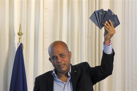 Haïti Le Président Martelly Présente Son Passeport La Presse