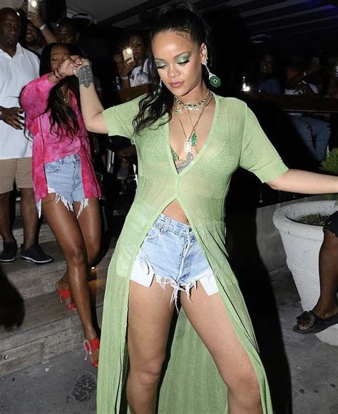Pin On Rihanna Bajan Superstar Singer Actress Business Woman Fenty Music