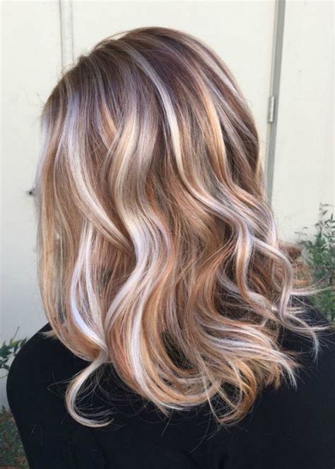 Mèches Blondes Cuivrées Cheveux Ondulés Mi Longs Balayage Hair Hair