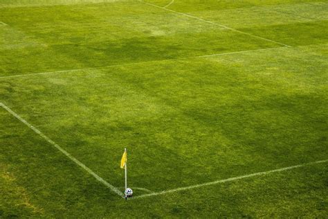 Witzige fussballplatz bilder kostenlos zum. Kostenlose Bild: Fußballplatz, Ecke, Ball, Flagge, Gras, Sport