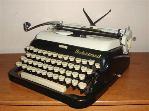 Vintage 1950s Underwood Universal Quiet Tab Portable Typewriter With Case Vintage 1950s