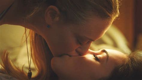 Accidentally In Love Kissing Scene - Megan Fox Hot Lesbian Kissing Scene with Amanda Seyfried from Jennifer