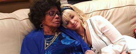Paris jackson, die tochter von michael jackson, hat die vermutung, dass debbie rowe gar nicht ihre leibliche mutter ist. Wegen krebskranker Mutter: Will Paris Jackson nun heiraten ...