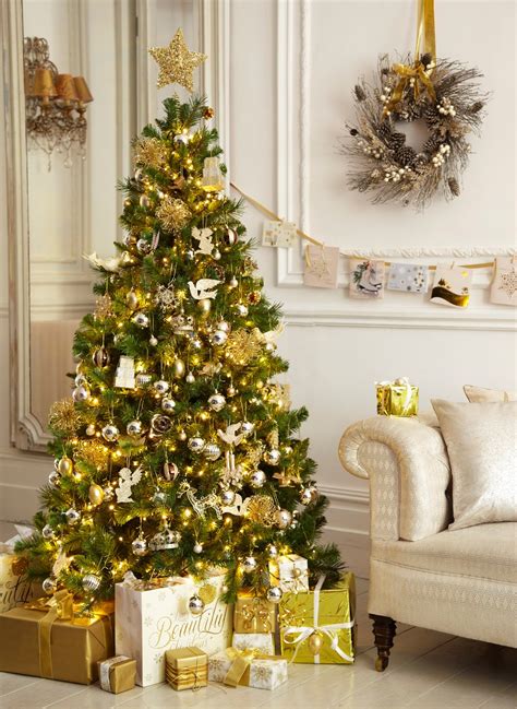 The key to a successful christmas tree are the decorations. 30 Gold Christmas Decorations Ideas For Home - Flawssy