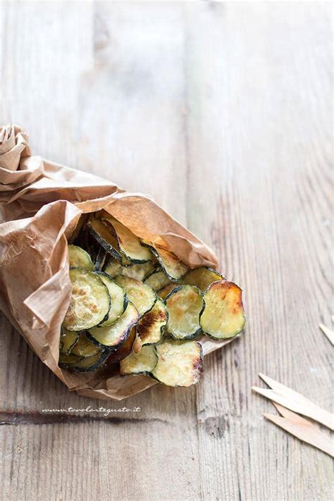 Maybe you would like to learn more about one of these? Chips di zucchine croccanti (al forno) - Ricetta facilissima