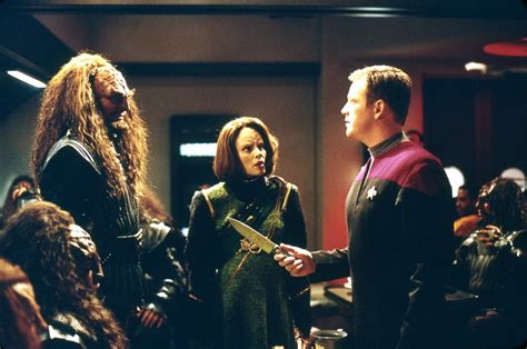 Prophecy Star Trek Voyager S07e14 Tvmaze