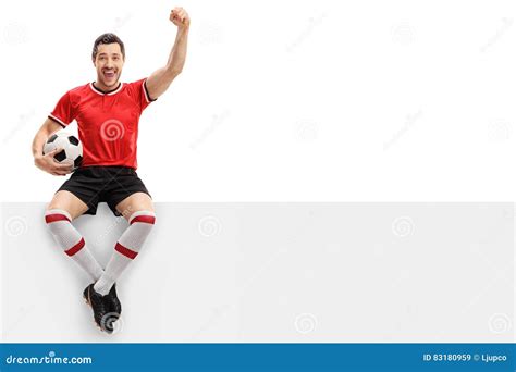 Joueur De Football Enthousiaste Sasseyant Sur Un Panneau Et Faisant Des Gestes Le Happine Image