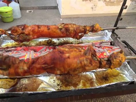 ماذا لو؟ أن صديقا أو قريبا وجه لأحدهم دعوة لتناول طعام العشاء في منزله، فيعتذر بكل أدب ولباقة، مثمناً دعوة صديقه فيقبل الآخر الاعتذار بكل أريحية ومحبة، بعيدا عن الحلف والتحريم والطلاق والتلزيم، فكم من أسرة تشتتت. ‫خروف كامل مشوي على الجمر من لمسات مبهره جده حي السلامه ...