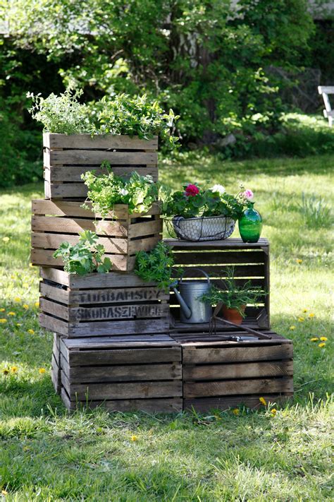 Wie du siehst, kannst du deiner wohnung, deinem garten oder balkon nur mit einigen holzkisten ein. Gartendeko aus alten Holzkisten in 2020 | Weinkisten, Alte ...