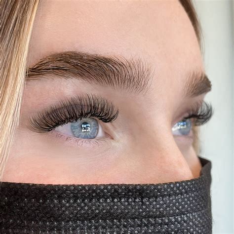 Get Textured And Fuller Eyelash Extensions With Hybrid Lashes The