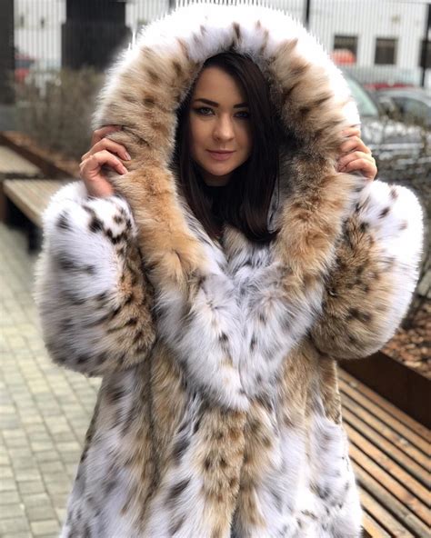 На данном изображении может находиться 1 человек fur fashion fur