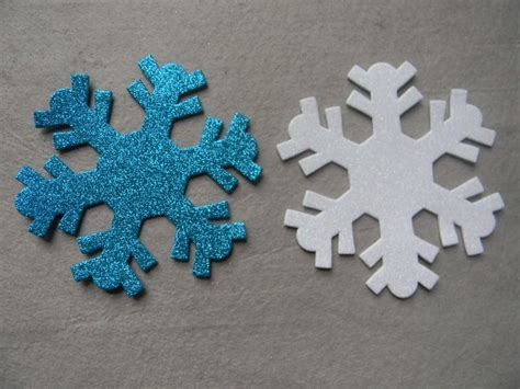 15 Crafts That Use Glitter As Snow