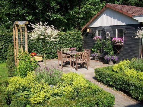 De ontwerpers hebben gekozen om de tuin voornamelijk aan te leggen met grind, maar er is ook een groot gedeelte aanwezig met een mooi natuurlijk gazon. Image result for landelijke tuin ideeen | Tuin, Tuin ...