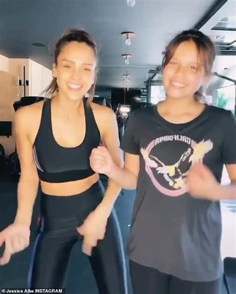 Jessica Alba Dances With Daughter Honor Daily Mail Online