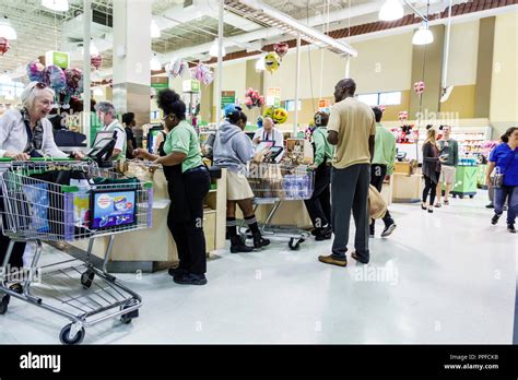 Publix supermarket employees High Resolution Stock Photography and