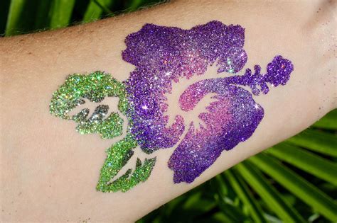 Explore creative & latest hibiscus tattoo ideas from hibiscus tattoo images gallery on tattoostime.com. Glitzertattoo Hibiskus Blume | Glitzer tattoo, Tattoo ...