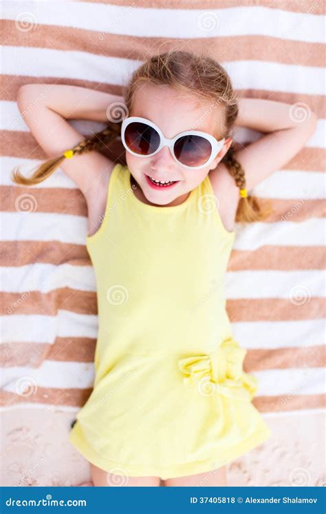 Прелестная маленькая девочка на пляже Стоковое Фото изображение насчитывающей напольно утеха